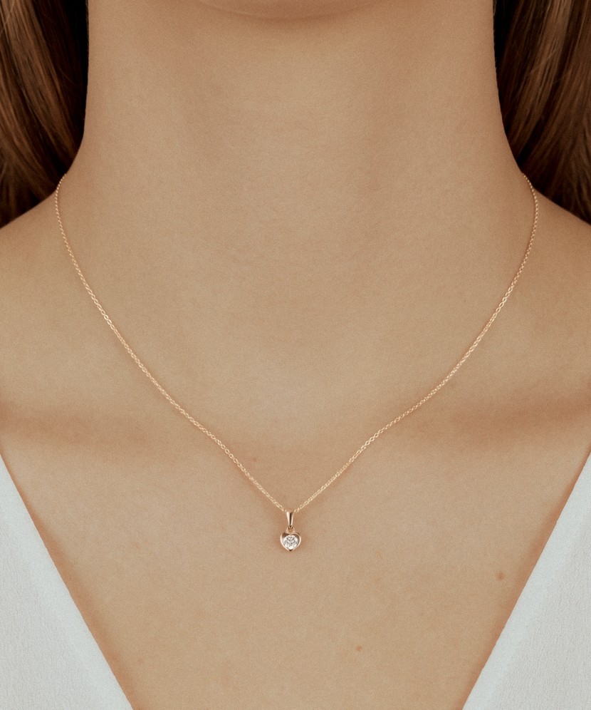 Gold pendant with zirconium "heart"
