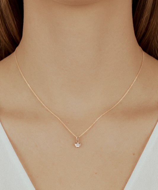 Gold pendant with zirconium "heart"