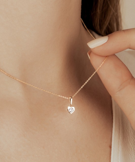 Gold pendant with zirconium "heart"