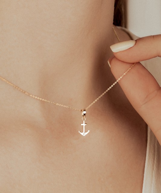 Gold pendant with zirconium "heart"