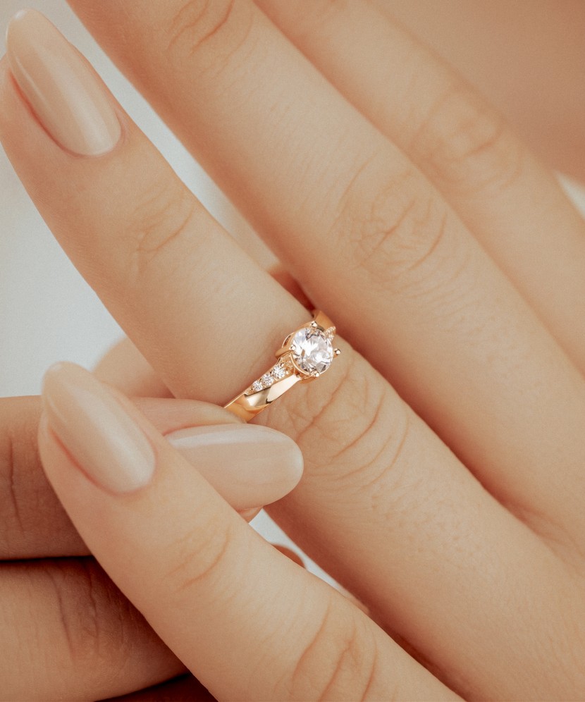 Gold ring with zircons