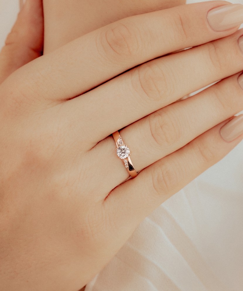 Gold ring with zircons