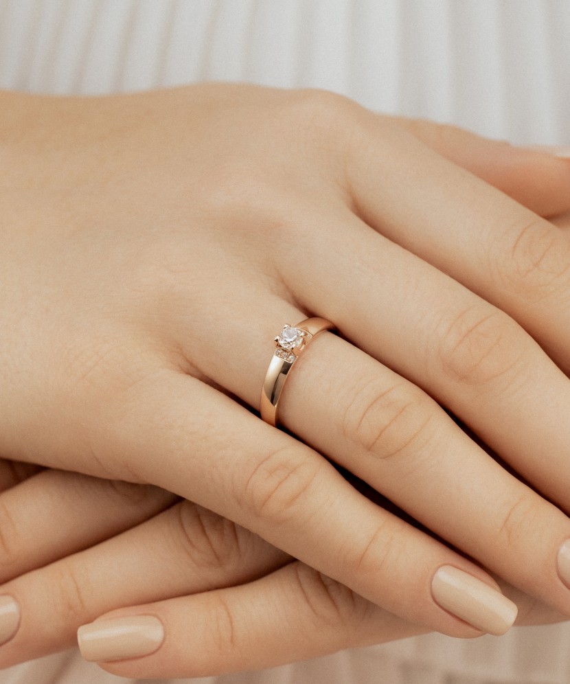 Gold ring with zircons
