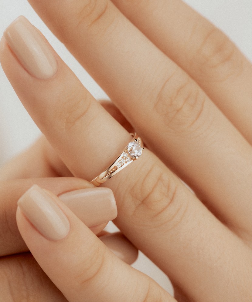 Gold ring with zircons
