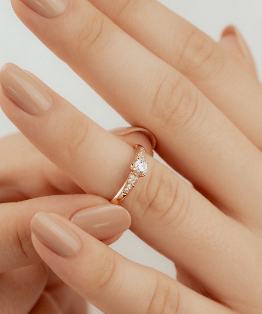 Gold ring with zircons