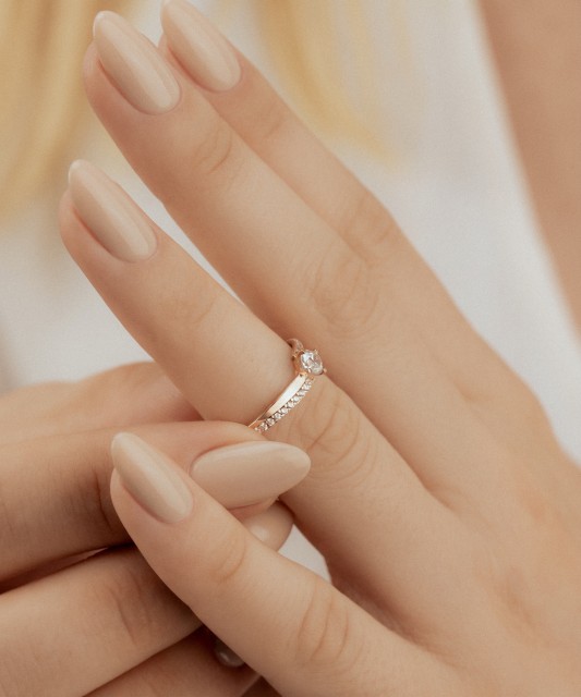 Gold ring with zircons