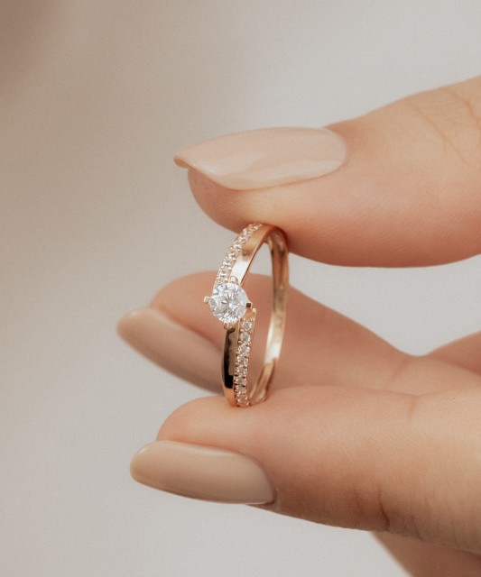 Gold ring with zircons