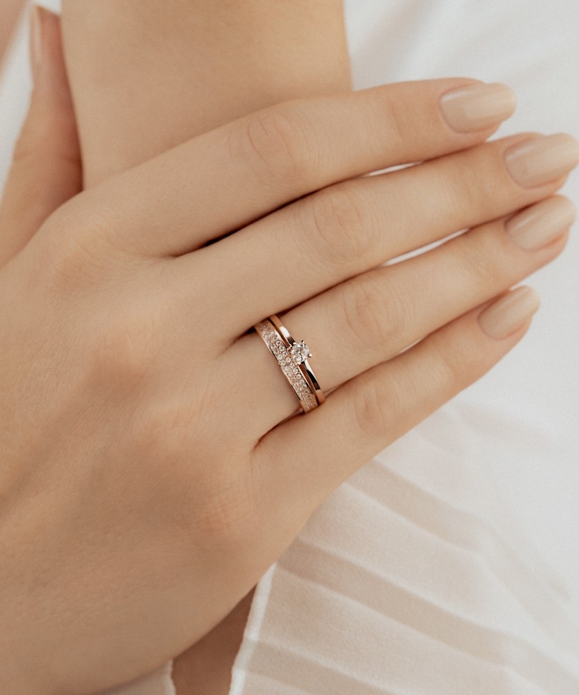 Gold ring with zircons