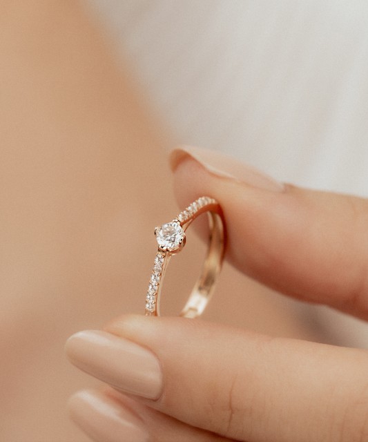 Gold ring with zircons