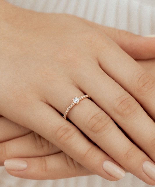 Gold ring with zircons