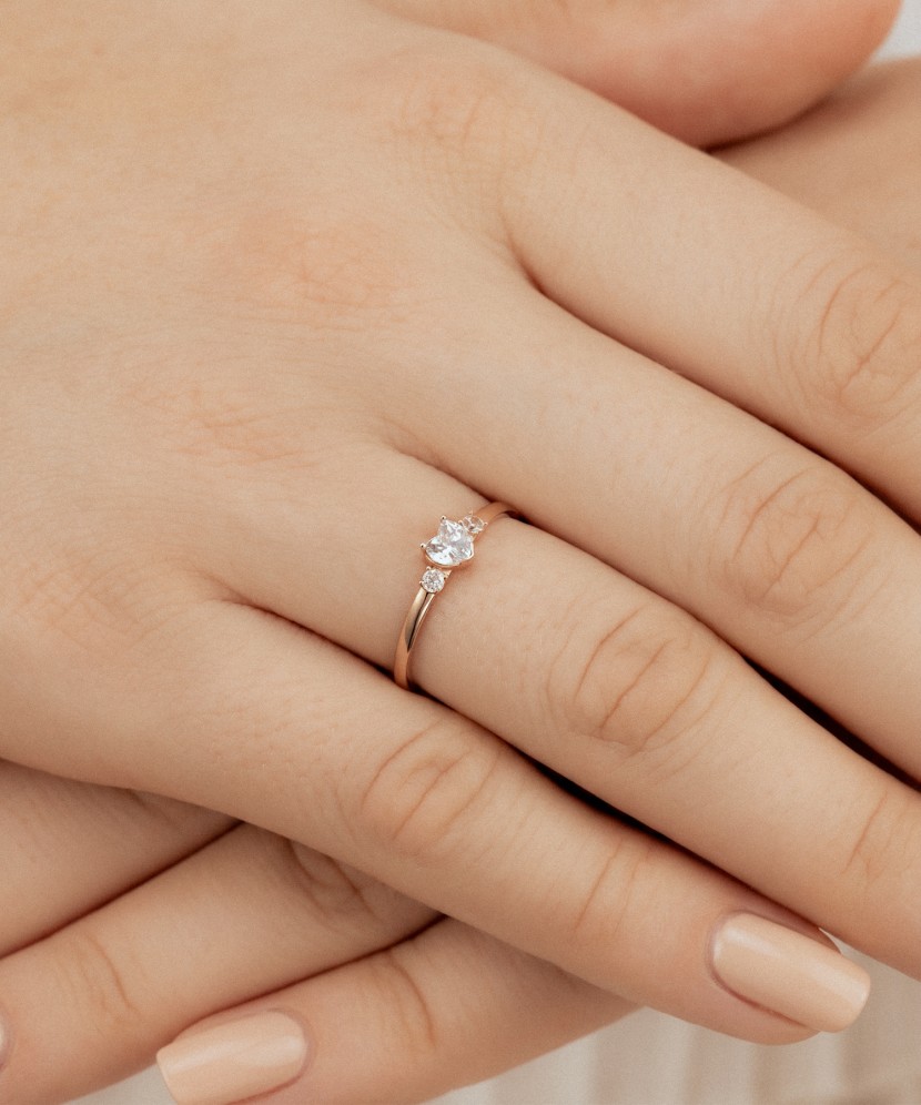Gold ring with zircons