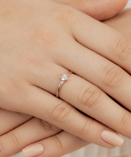Gold ring with zircons