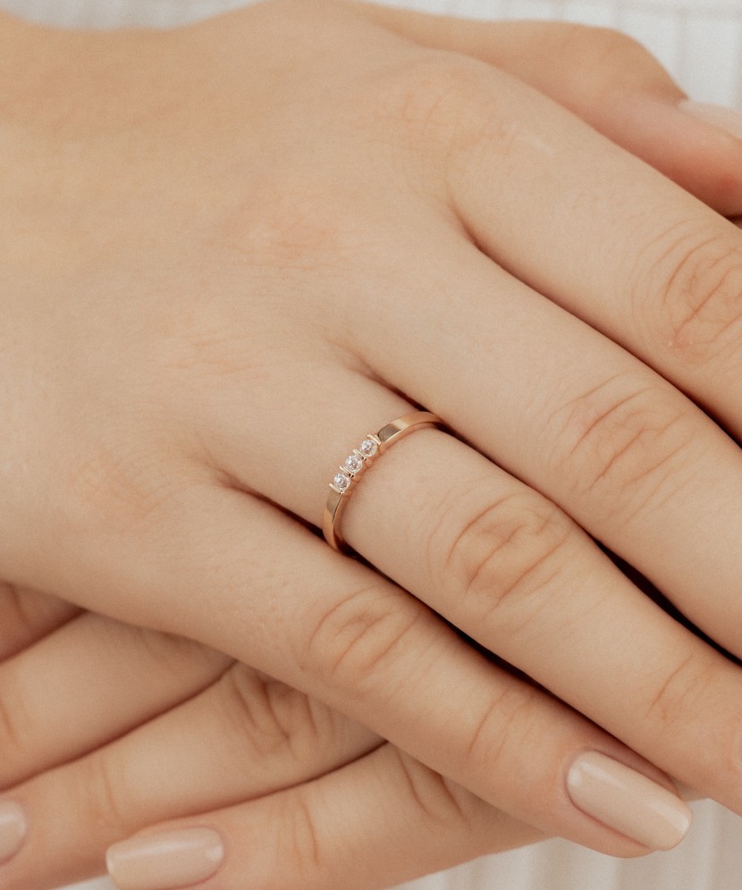 Gold ring with zircons