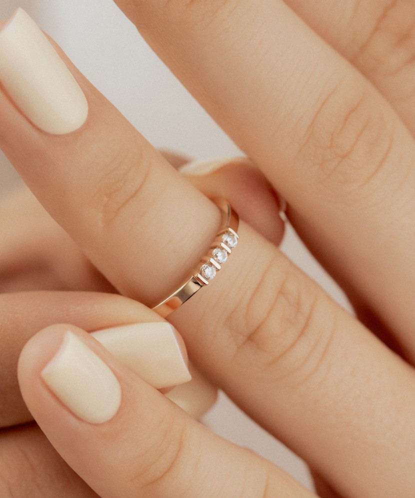 Gold ring with zircons