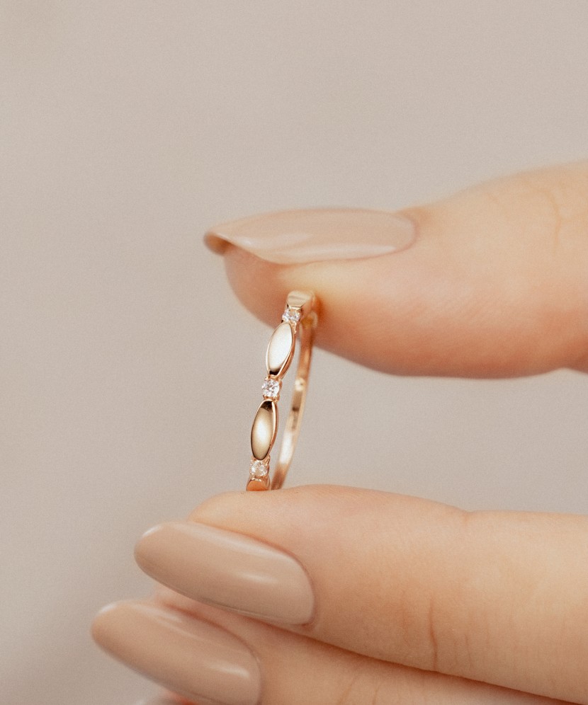 Gold ring with zircons