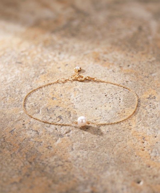 Gold bracelet with a pearl and a cubic zirconia clasp