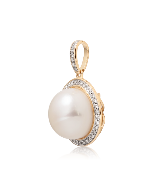 Rose gold pendant with pearl and diamonds