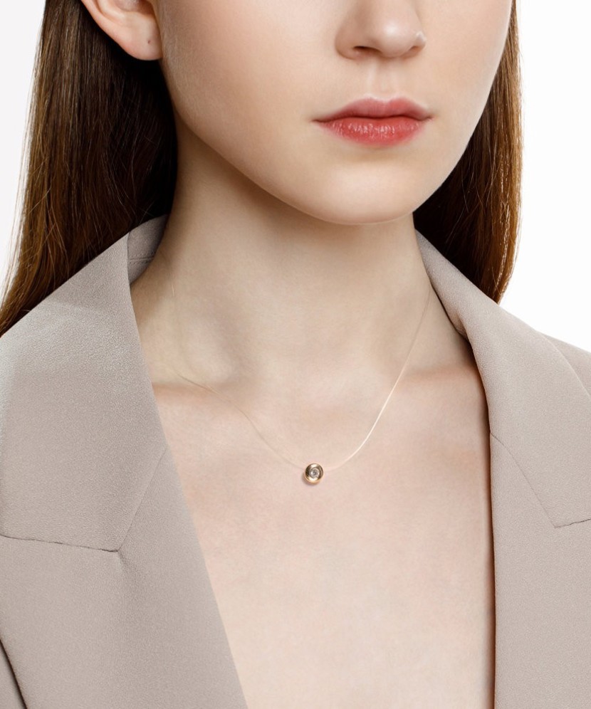 Gold pendant with zirconium on transparent silicone thread