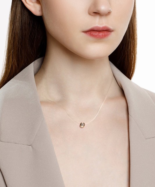 Gold pendant with zirconium on transparent silicone thread