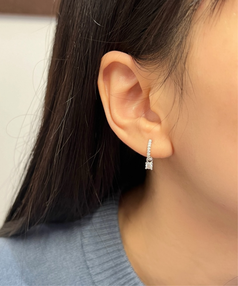 Silver earrings with moissanites