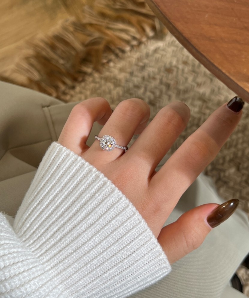 Hopeinen sormus moissaniiteilla 1CT