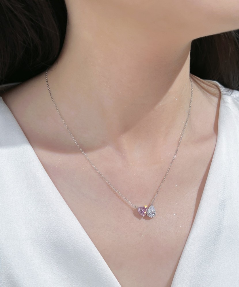 Silver chain with zircon pendant