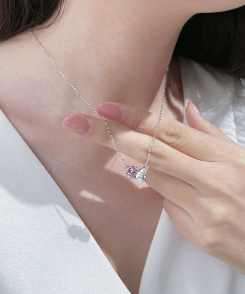 Silver chain with zircon pendant