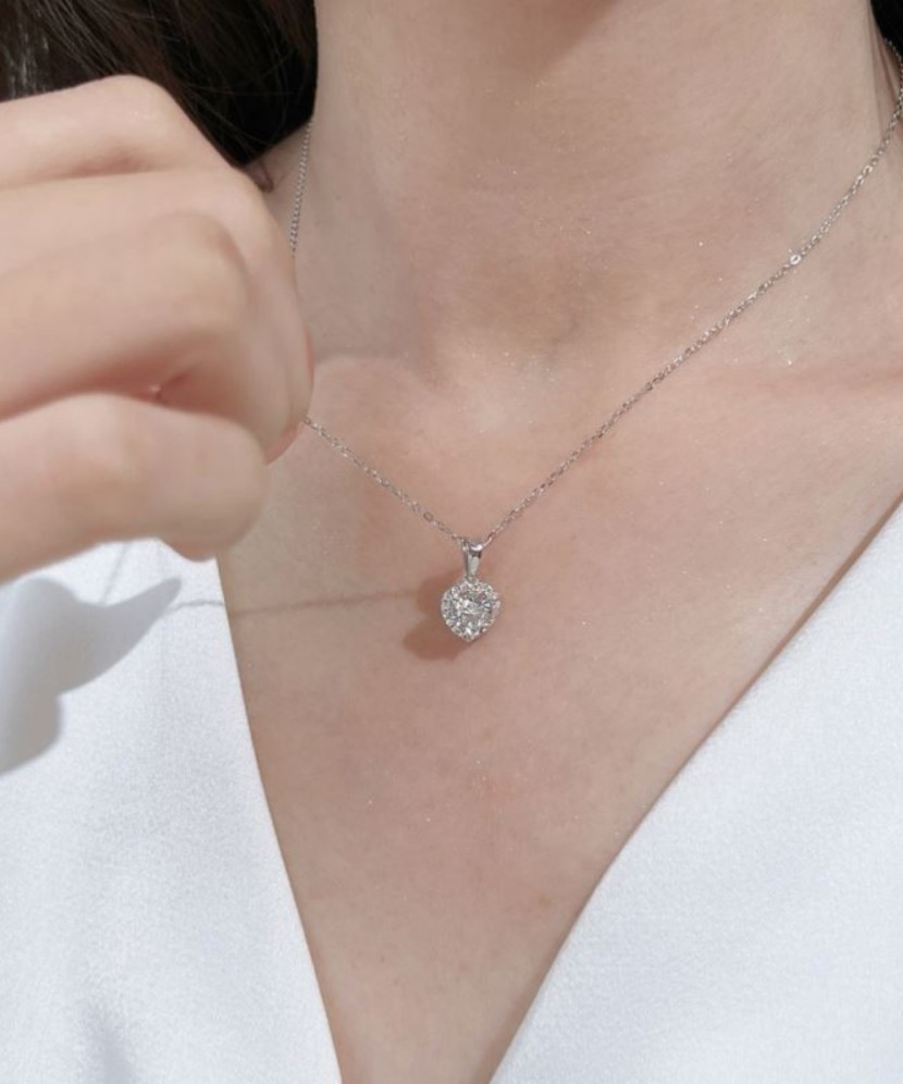 Silver chain with zircon pendant