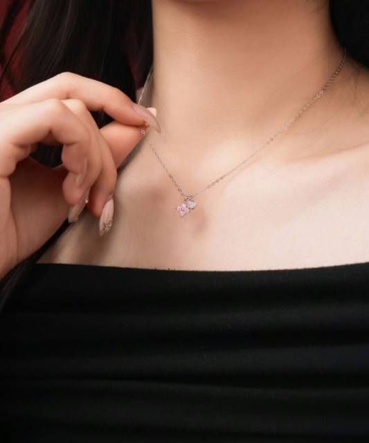 Silver chain with zircon pendant