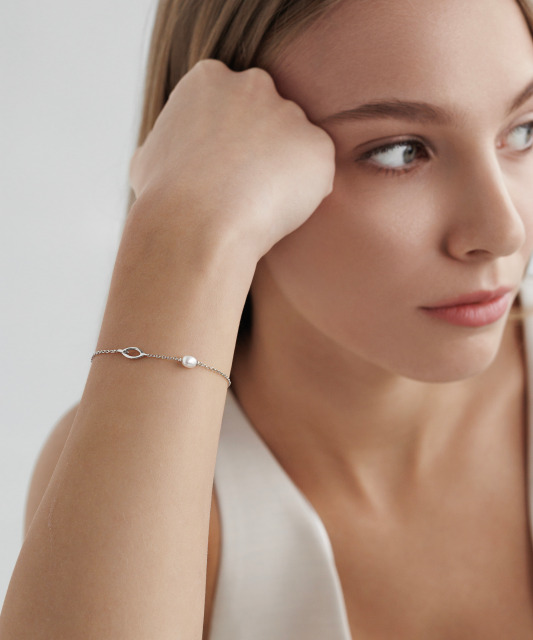 Pearl bracelet with silver