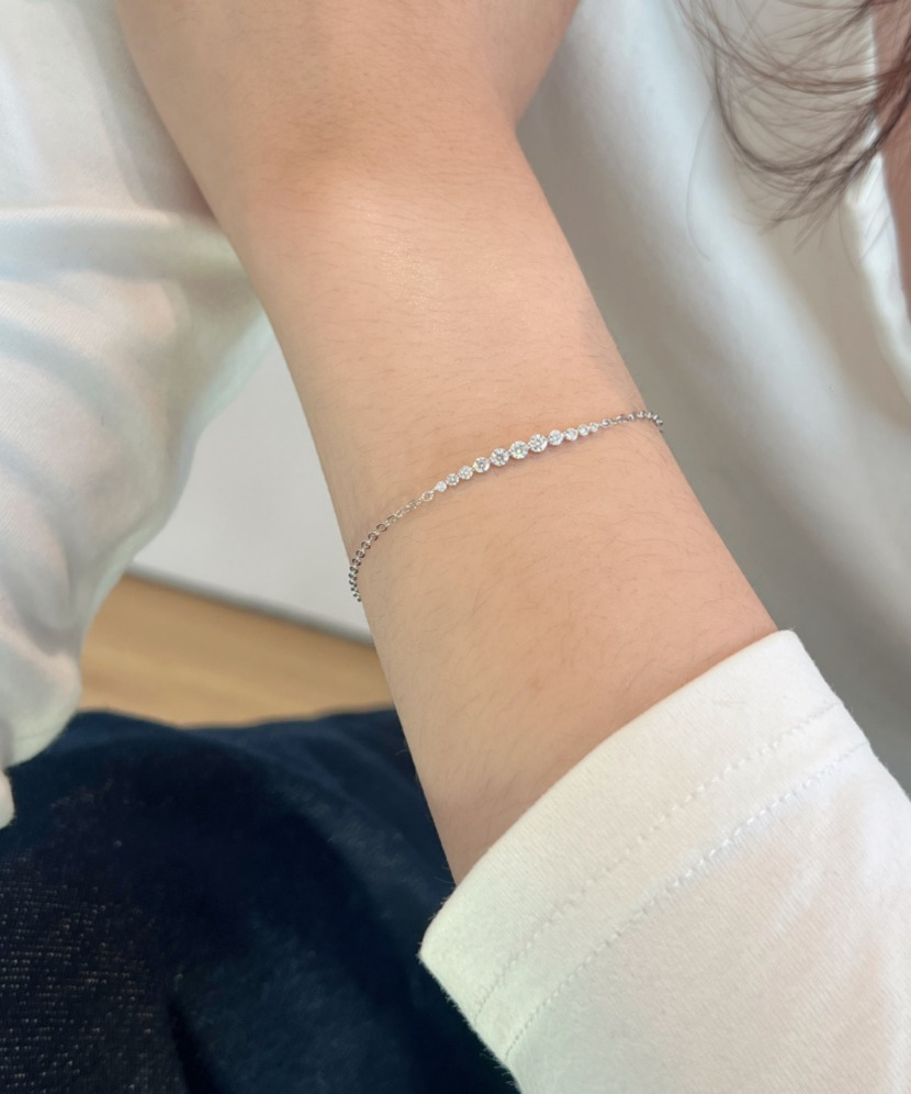 Silver bracelet with moissanites