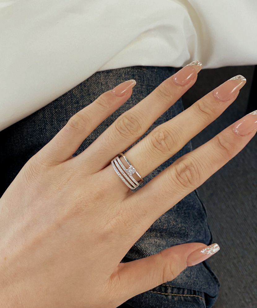 Sterling silver ring with zirconium
