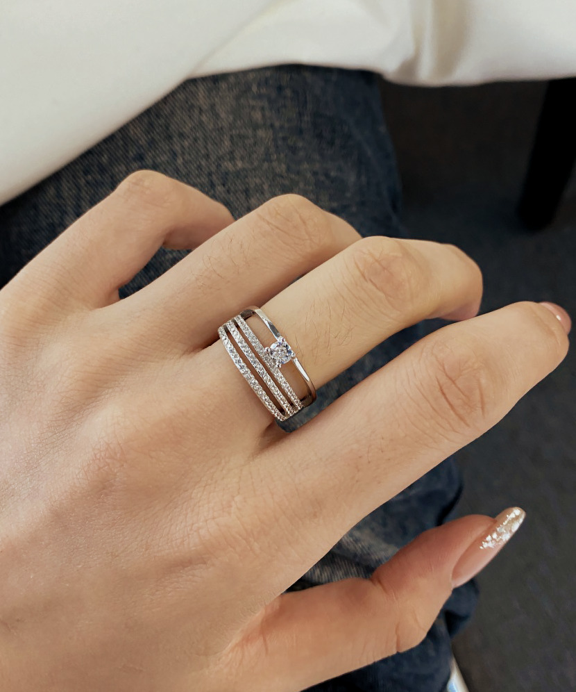 Sterling silver ring with zirconium