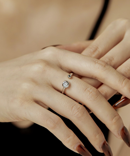Sterling silver ring with zirconium