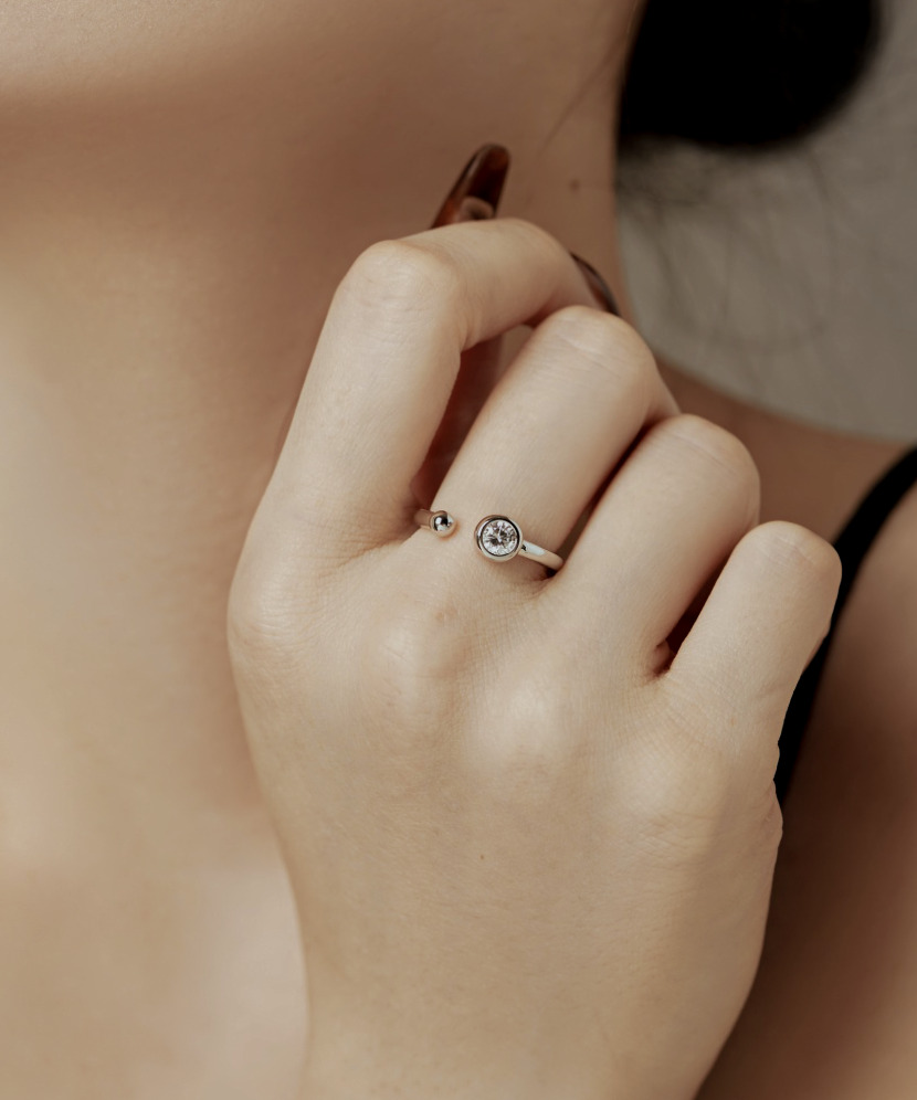 Sterling silver ring with zirconium