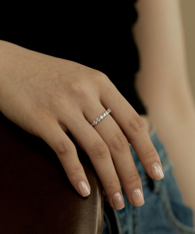 Sterling silver ring with zirconium