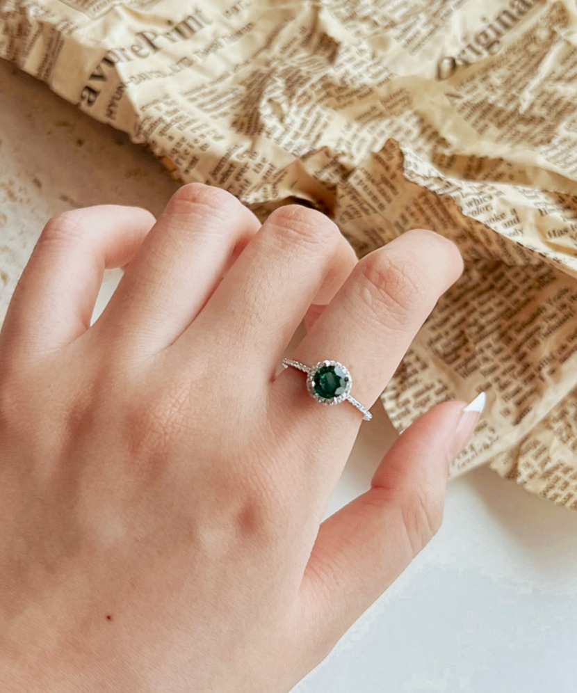 Sterling silver ring with zirconium