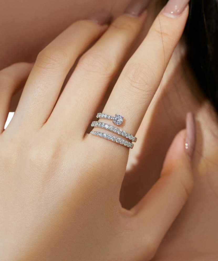 Sterling silver ring with zirconium