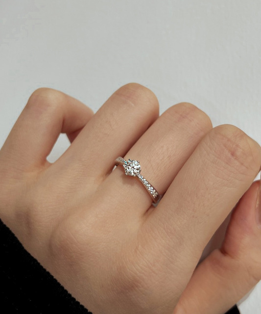 Hopeinen sormus moissaniiteilla 0.5ct