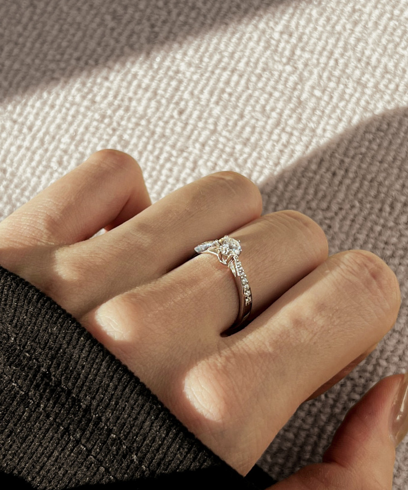 Hopeinen sormus moissaniiteilla 0.5ct