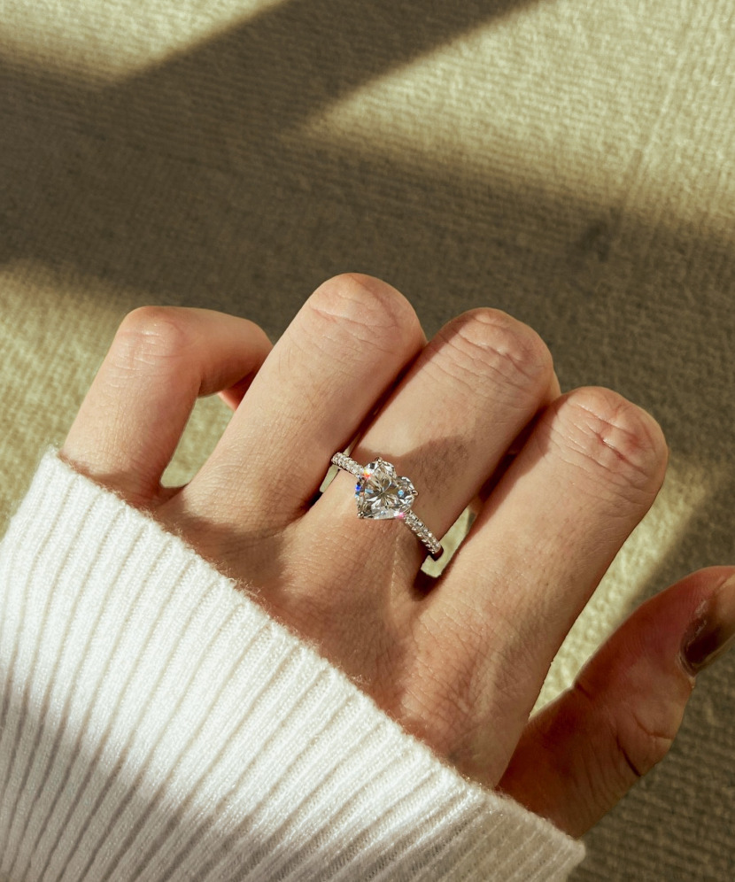 Silver ring with moissanites 2ct