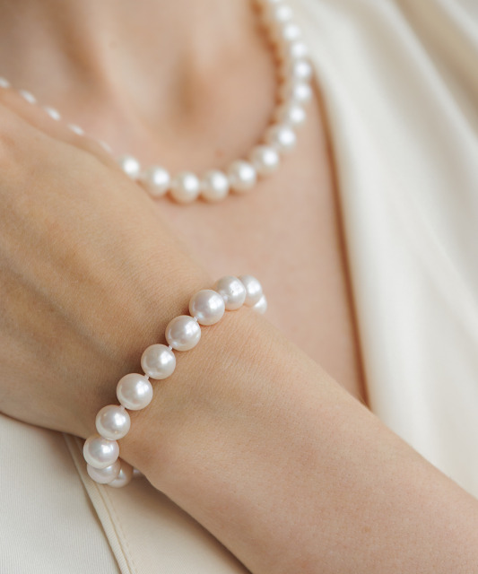 Bracelet with pearls and silver