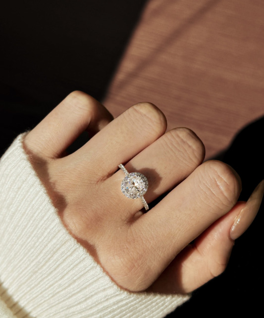 Hopeinen sormus moissaniiteilla 1.5ct