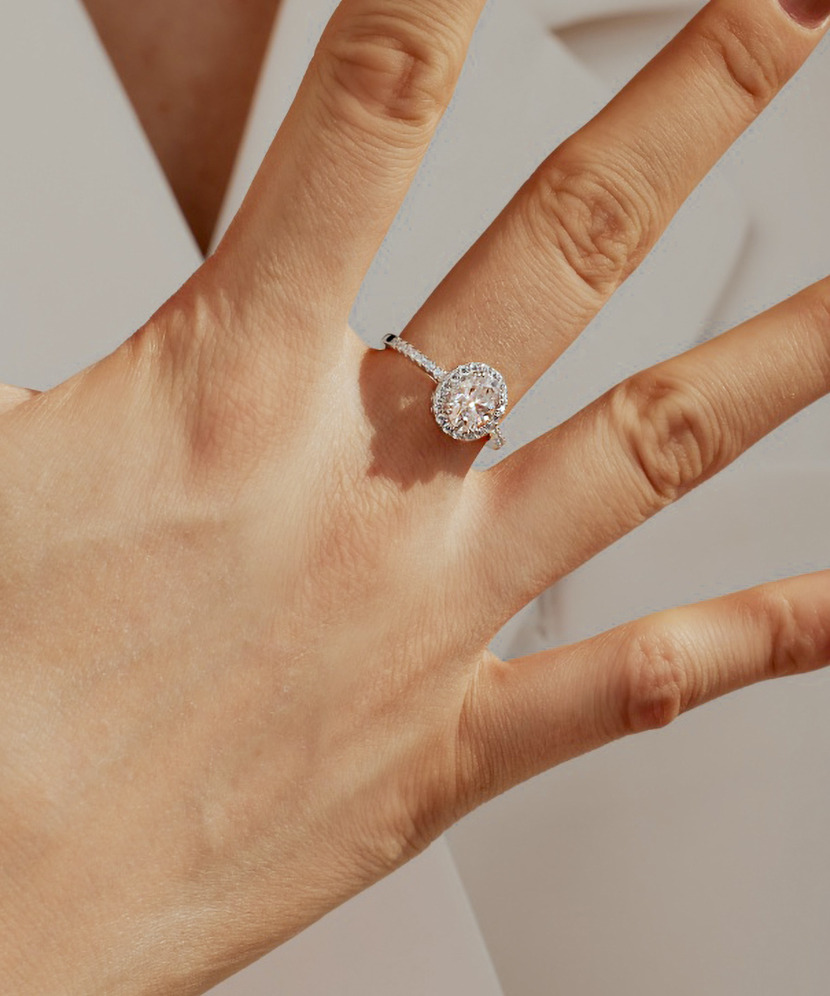 Hopeinen sormus moissaniiteilla 1.5ct