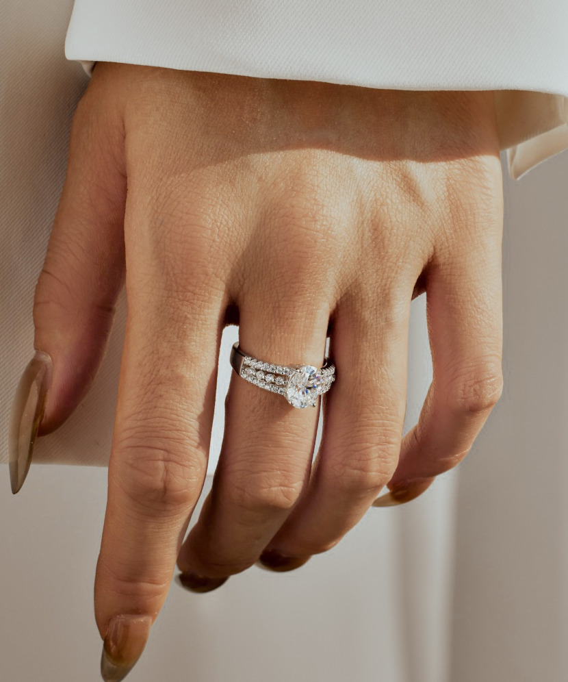 Silver ring with moissanites 2ct