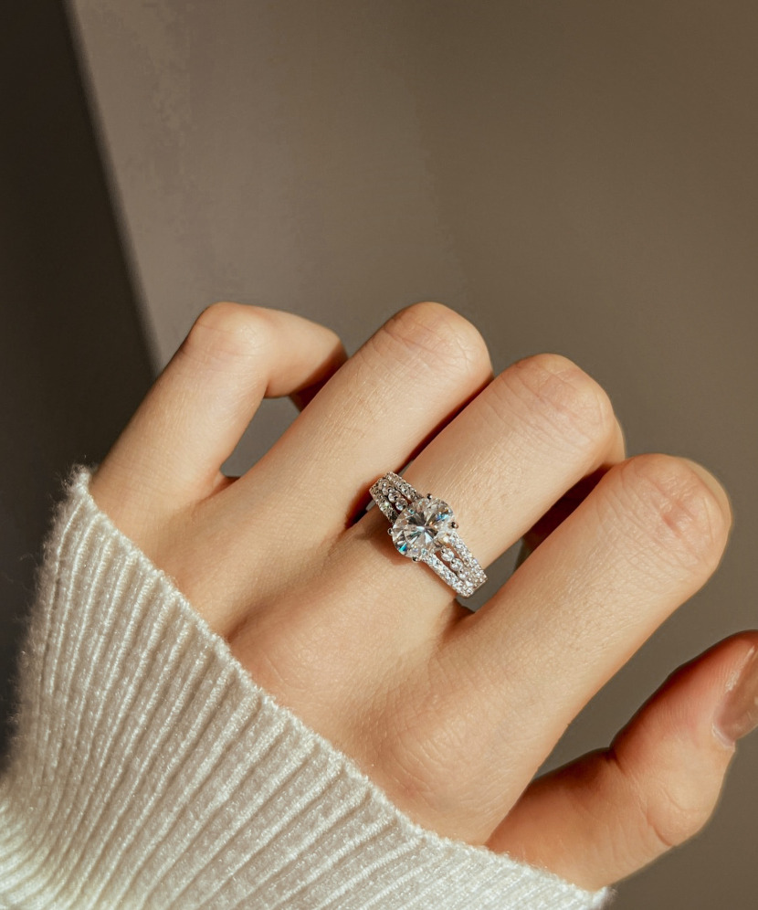 Silver ring with moissanites 2ct