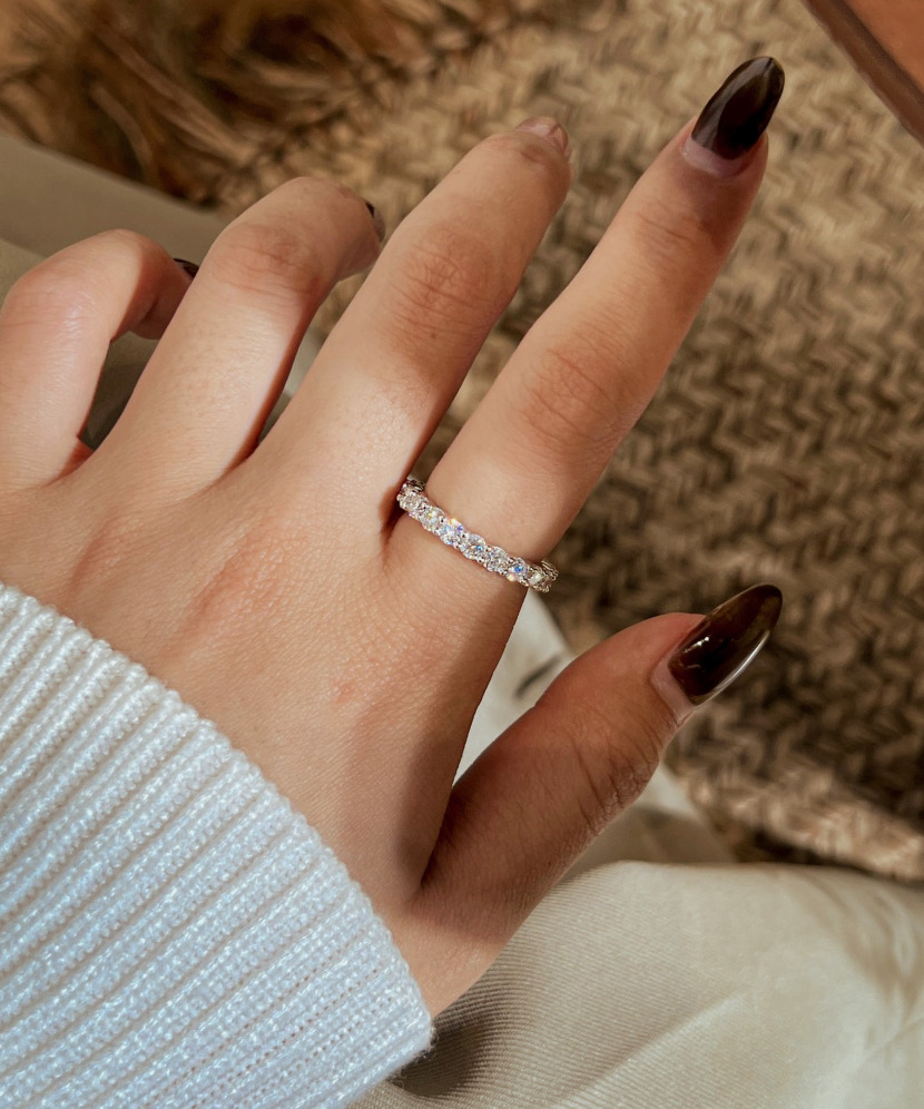 Silver ring with moissanites 2ct