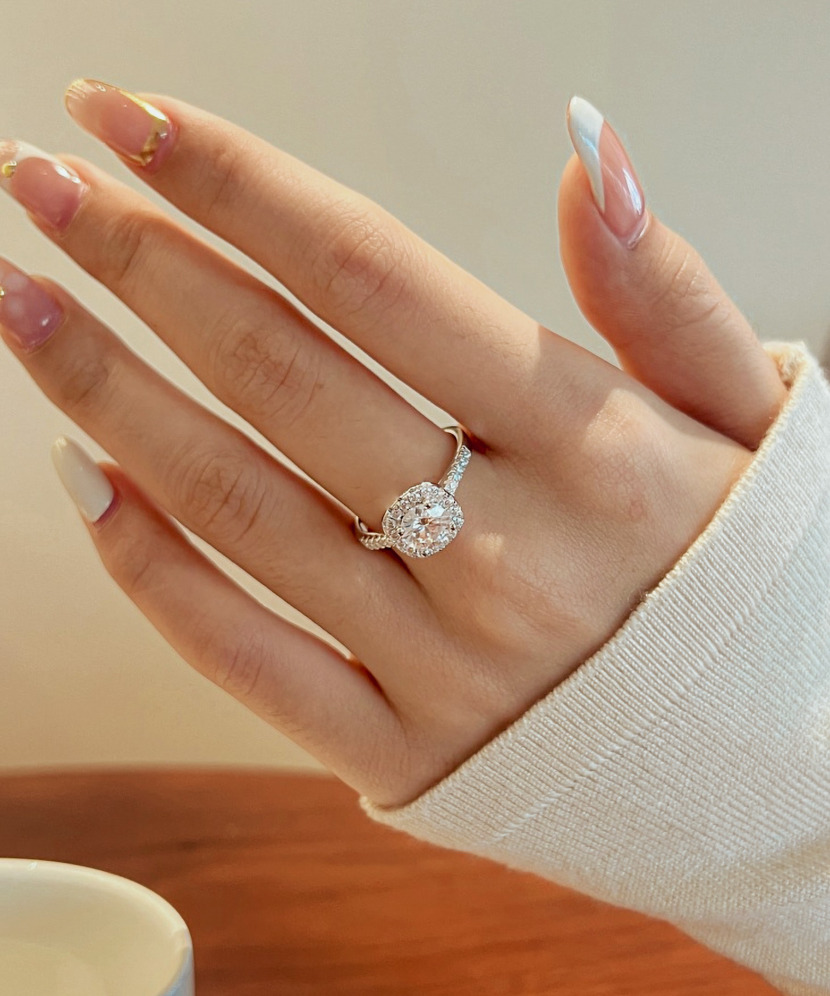 Silver ring with moissanites 1.2ct