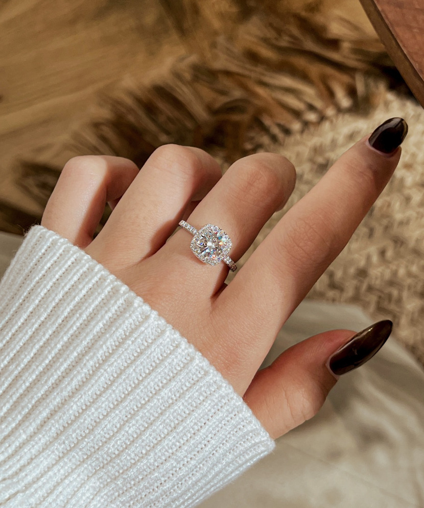Hopeinen sormus moissaniiteilla 1.2ct