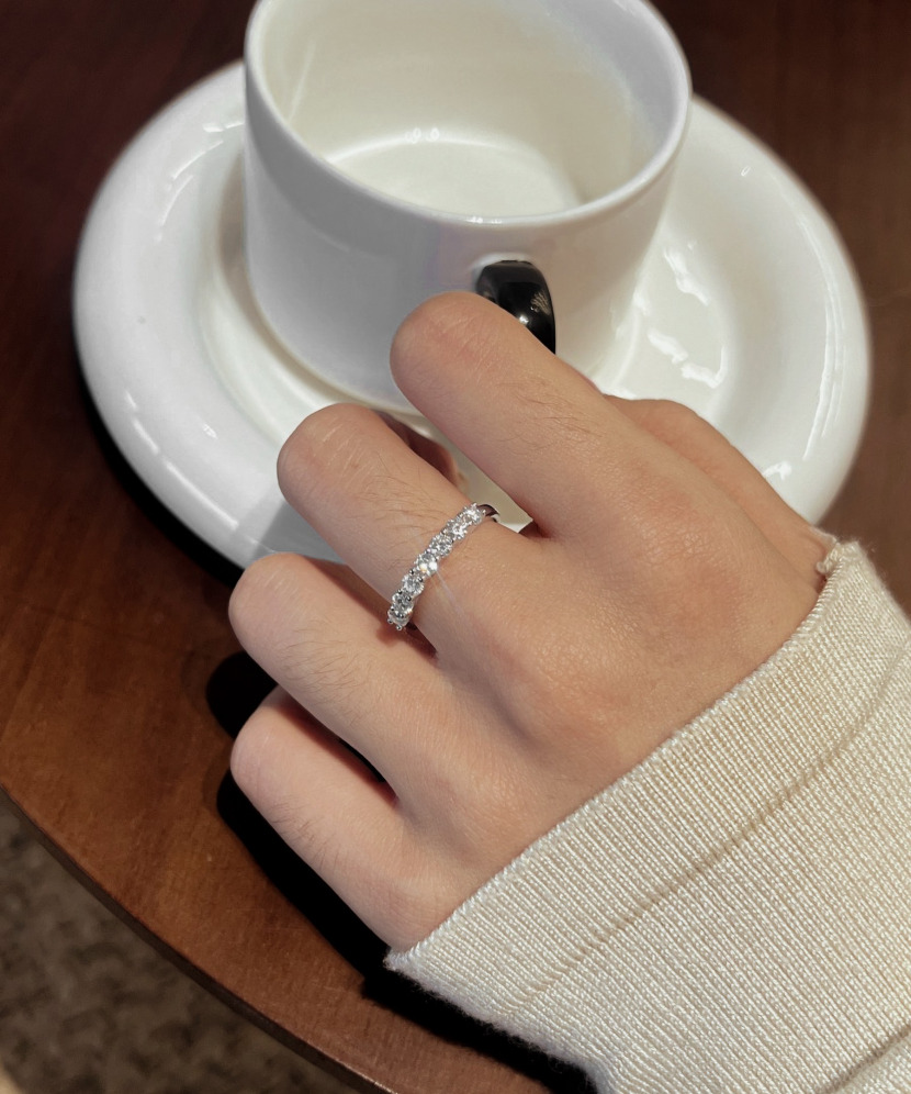 Hopeinen sormus moissaniiteilla 0.7ct
